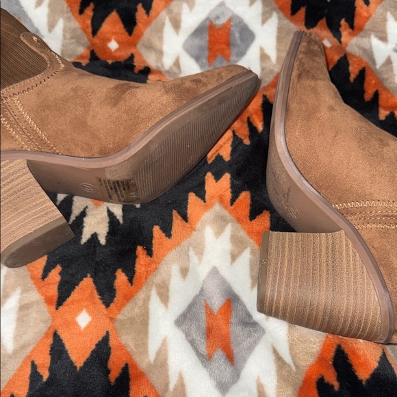 Universal Thread Tan Heeled Boots - Picture 5 of 5
